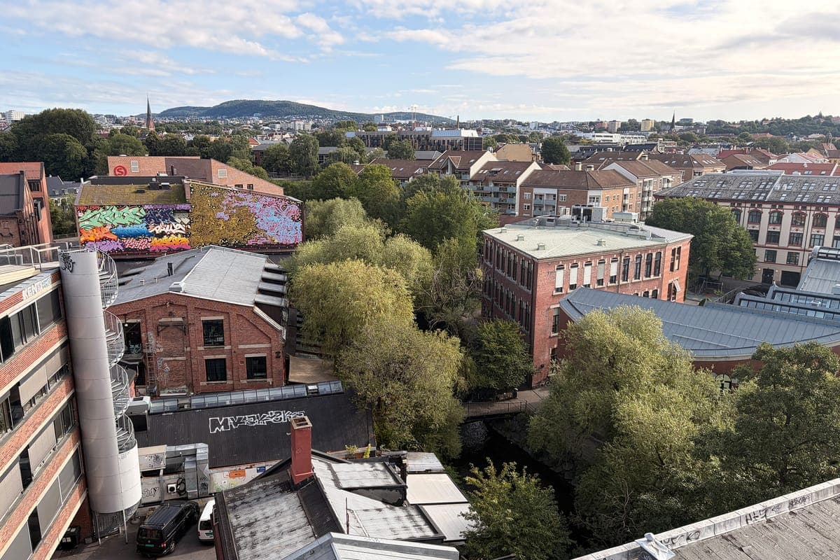 Fra takterrassen får du flott utsikt over det urbane og grønne bymiljøet, med Akerselva, historiske industribygg og åsene i horisonten.