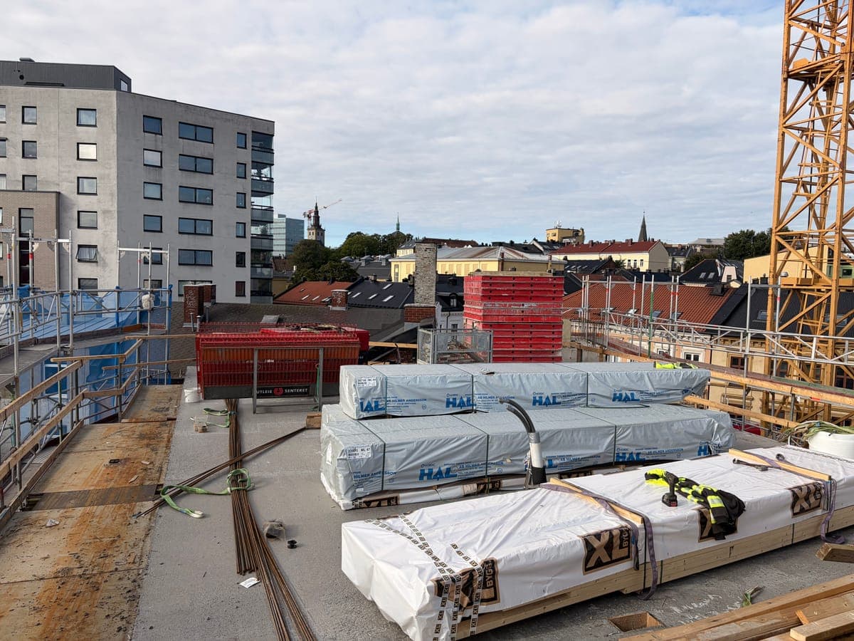 På toppen av Haus får du mer enn bare utsikt. Takterrassen får både badstue og drivhus, og blir et naturlig møtested over byens tak.